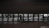 Pengunjung melihat karya seni yang dipamerkan dalam Jakarta Biennale di Gudang Sarinah Ekosistem (GSE), Jakarta, Minggu (5/11/2017). Gelaran dua tahunan seni di Ibu Kota itu menggaet 51 seniman yang berasal dari Indonesia serta mancanegara. Selain di GSE, pameran juga dilakukan di  Museum Fatahillah serta Museum Seni Rupa dan Keramik, Jakarta Barat.