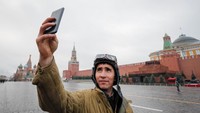 Salah satu anggota militer berfoto selfie di sela latihan (Foto: Dok. REUTERS/Maxim Shemetov)