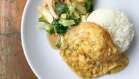 Telur dadar disajikan dengan nasi putih hangat dan capcay sayuran. Cocok untuk sarapan ataupun menu santap siang. Foto: Istimewa