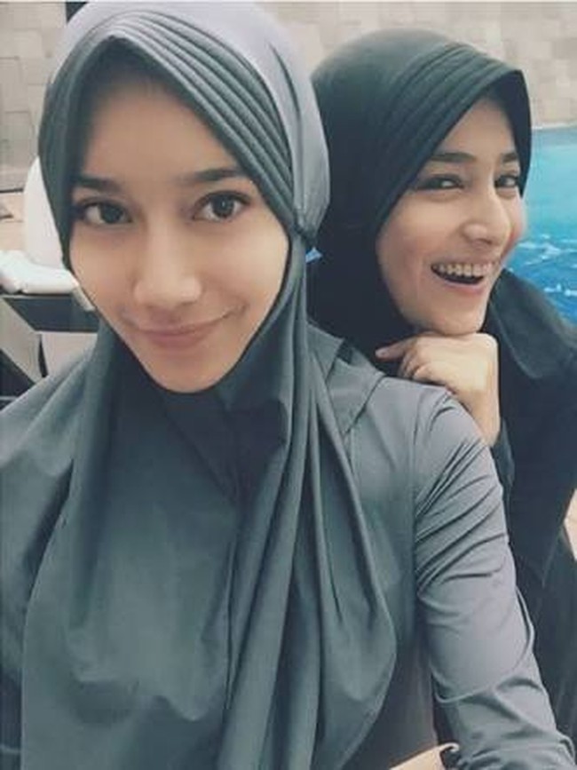 Pasangan selebriti Cindy Fatikasari dan Teuku Firmansyah memiliki putri sulung yang sudah beranjak dewasa yakni Tengku Syaira Anataya. Penampilan gadis muda yang akrab disapa Chacha itu juga berhijab seperti sang ibunda. Foto: Dok. Instagram