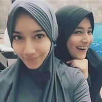 Pasangan selebriti Cindy Fatikasari dan Teuku Firmansyah memiliki putri sulung yang sudah beranjak dewasa yakni Tengku Syaira Anataya. Penampilan gadis muda yang akrab disapa Chacha itu juga berhijab seperti sang ibunda. Foto: Dok. Instagram