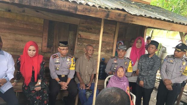 Tangis Kakek-Nenek yang Tinggal di Gubuk saat Dikunjungi Kapolres