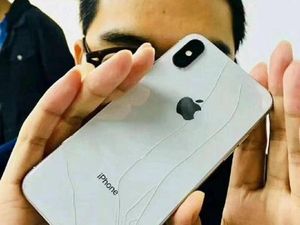 Kasihan, Mau Pamer iPhone X Malah Jatuh dan Retak