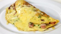 Kalau mau lebih modern, Anda bisa membuat telur dadar dengan campuran irisan bawang bombay, daun bawang, smoked beef kemudian diberi keju yang dilelehkan di atasnya. Nikmati dengan mashed potato atau kentang goreng. Foto: Istimewa