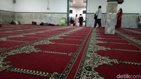 Kebanyakan dari massa memakai pakaian koko dan pakaian khas muslim berwarna putih