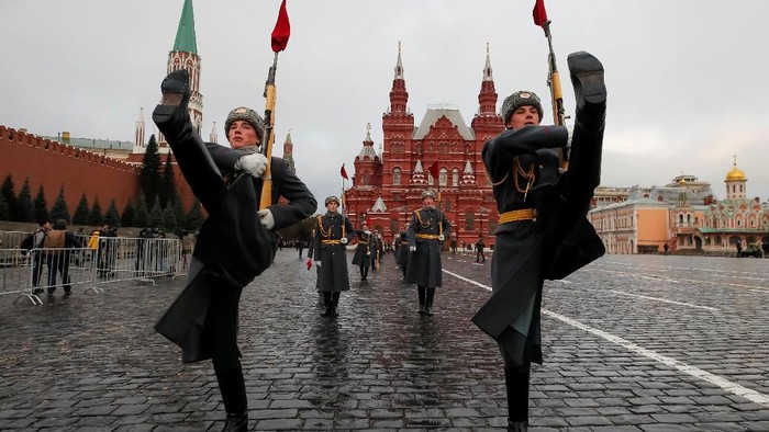 A Russian Army member, dressed in a historical uniform, takes a selfie as he attends a rehearsal for a military parade to mark the anniversary of a historical parade in 1941, when Soviet soldiers marched towards the front lines at the Red Square in Moscow, Russia November 5, 2017.  REUTERS/Maxim Shemetov
