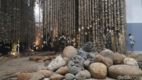 Pengunjung melihat karya seni yang dipamerkan dalam Jakarta Biennale di Gudang Sarinah Ekosistem (GSE), Jakarta, Minggu (5/11/2017). Gelaran dua tahunan seni di Ibu Kota itu menggaet 51 seniman yang berasal dari Indonesia serta mancanegara. Selain di GSE, pameran juga dilakukan di  Museum Fatahillah serta Museum Seni Rupa dan Keramik, Jakarta Barat.