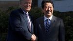 Bertemu, Trump dan Shinzo Abe Pamer 2 Topi Putih