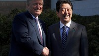 Pose Trump dan Abe sebelum menggelar pertemuan/Foto: REUTERS/Jonathan Ernst