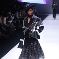 Koleksi Rinda Salmun yang terinspirasi gaya nyentrik seorang Madonna di Jakarta Fashion Week 2018, Senayan City, Jakarta, Minggu (22/10/2017). Foto: Mohammad Abduh/Wolipop