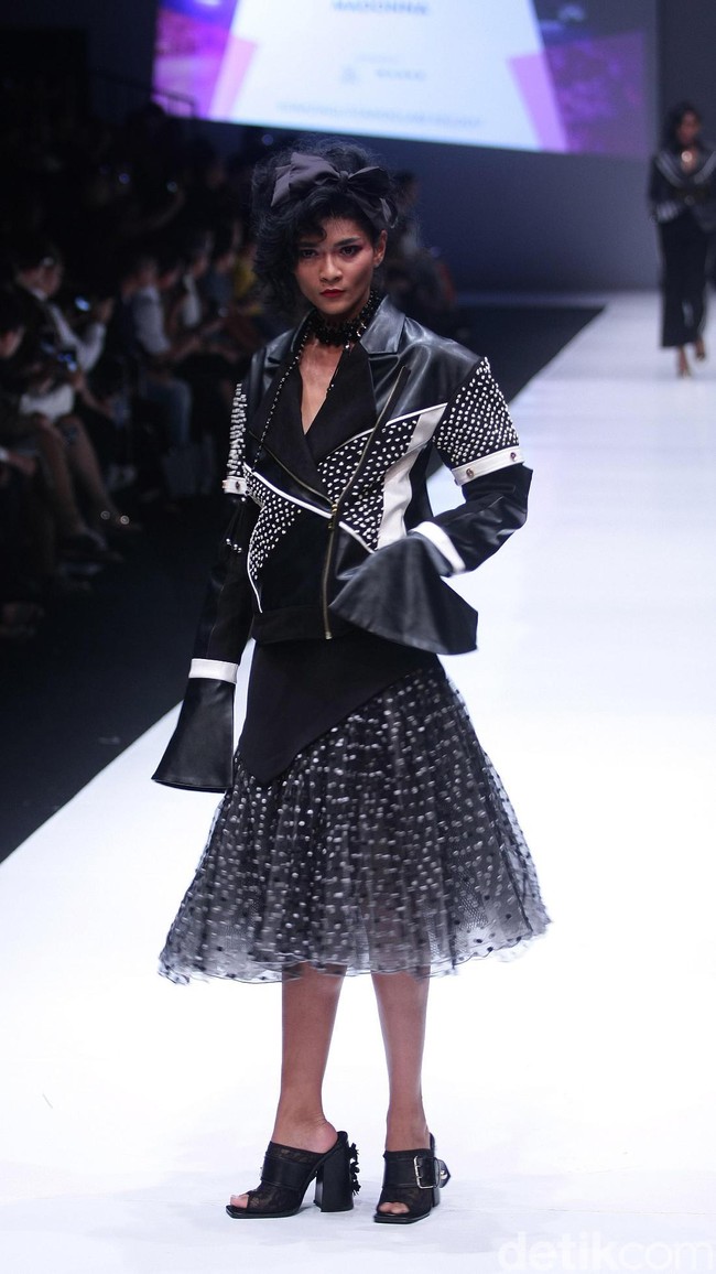 Koleksi Rinda Salmun yang terinspirasi gaya nyentrik seorang Madonna di Jakarta Fashion Week 2018, Senayan City, Jakarta, Minggu (22/10/2017). Foto: Mohammad Abduh/Wolipop