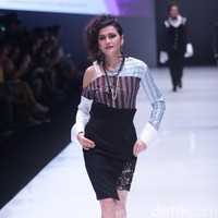 Koleksi Rinda Salmun yang terinspirasi gaya nyentrik seorang Madonna di Jakarta Fashion Week 2018, Senayan City, Jakarta, Minggu (22/10/2017). Foto: Mohammad Abduh/Wolipop