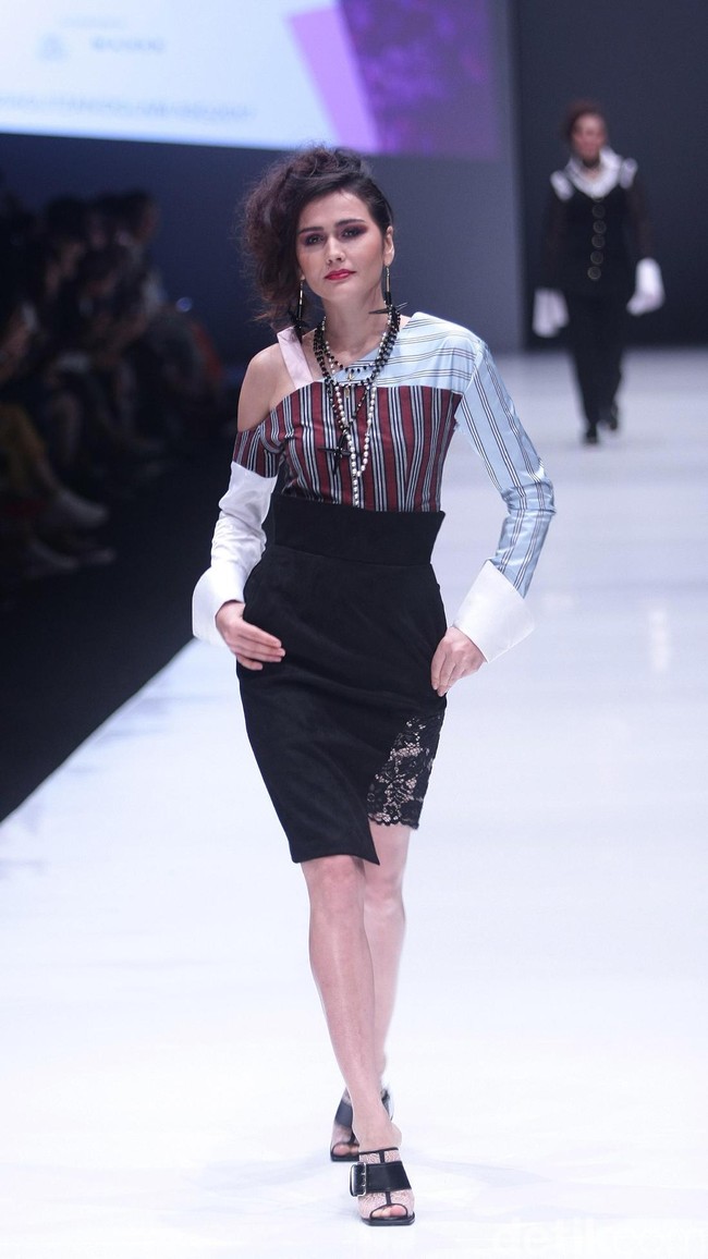 Koleksi Rinda Salmun yang terinspirasi gaya nyentrik seorang Madonna di Jakarta Fashion Week 2018, Senayan City, Jakarta, Minggu (22/10/2017). Foto: Mohammad Abduh/Wolipop