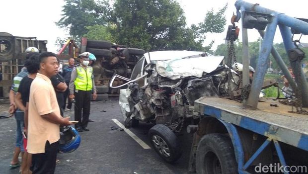 Mobil Avanza putih diderek/