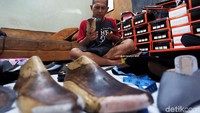 Inilah bengkel Rumah Sepatu Winna yang merupakan tempat pemesanan selop untuk kebutuhan acara pernikahan Kahiyang-Bobby.