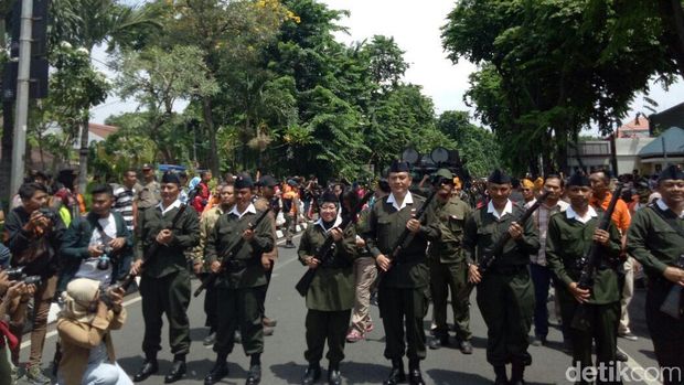 Parade Juang diikuti Wali Kota Risma dan Kapolrestabes M Iqbal/