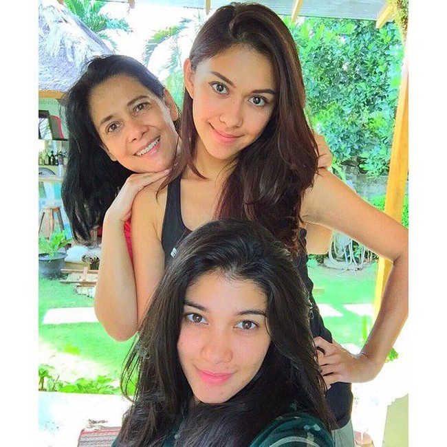 Lidya Kandou yang aktif bermain film sejak tahun 80-an, masih eksis hingga kini. Kecantikan Lidya pun diwarisi kedua putrinya dari pernikahannya dengan Jamal Mirdad, Nana dan Naysila Mirdad, yang juga terjun ke dunia akting. Nana dan Naysila langsung menarik perhatian ketika sama-sama membintangi sinetron Liontin. Foto: Dok. Instagram