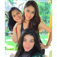 Lidya Kandou yang aktif bermain film sejak tahun 80-an, masih eksis hingga kini. Kecantikan Lidya pun diwarisi kedua putrinya dari pernikahannya dengan Jamal Mirdad, Nana dan Naysila Mirdad, yang juga terjun ke dunia akting. Nana dan Naysila langsung menarik perhatian ketika sama-sama membintangi sinetron Liontin. Foto: Dok. Instagram