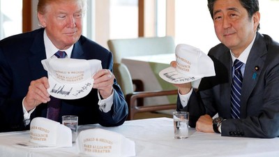 Bertemu, Trump dan Shinzo Abe Pamer 2 Topi Putih