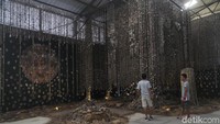Pengunjung melihat karya seni yang dipamerkan dalam Jakarta Biennale di Gudang Sarinah Ekosistem (GSE), Jakarta, Minggu (5/11/2017). Gelaran dua tahunan seni di Ibu Kota itu menggaet 51 seniman yang berasal dari Indonesia serta mancanegara. Selain di GSE, pameran juga dilakukan di  Museum Fatahillah serta  Museum Seni Rupa dan Keramik, Jakarta Barat.