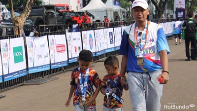 Gaya Menggemaskan Anak Saat Ikut Ajang Lari Bareng Keluarga