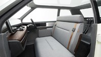 Bagian dalam mobil ini lebih mirip seperti sebuah ruang tamu yang moderen, dengan kursi panjang di depan dan dua jok di belakang. Foto: dok. Honda