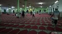 Mereka saling bertukar salam saat bertemu. 