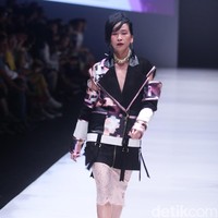 Koleksi Rinda Salmun yang terinspirasi gaya nyentrik seorang Madonna di Jakarta Fashion Week 2018, Senayan City, Jakarta, Minggu (22/10/2017). Foto: Mohammad Abduh/Wolipop
