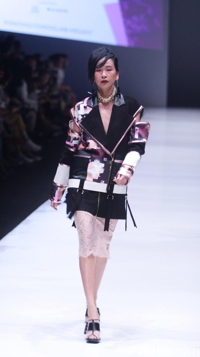 Koleksi Rinda Salmun yang terinspirasi gaya nyentrik seorang Madonna di Jakarta Fashion Week 2018, Senayan City, Jakarta, Minggu (22/10/2017). Foto: Mohammad Abduh/Wolipop