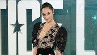 Gal Gadot jadi yang paling cantik, karena semua saingannya cowok. Foto: Tim P. Whitby/Getty Images