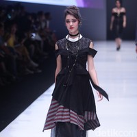 Koleksi Rinda Salmun yang terinspirasi gaya nyentrik seorang Madonna di Jakarta Fashion Week 2018, Senayan City, Jakarta, Minggu (22/10/2017). Foto: Mohammad Abduh/Wolipop