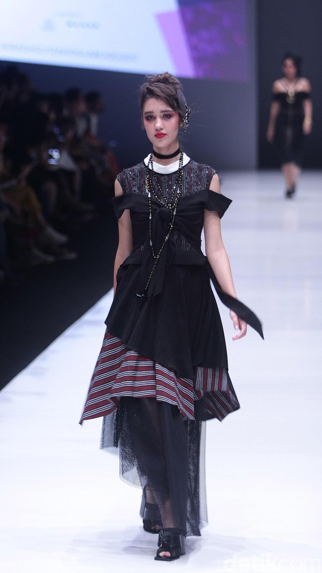 Koleksi Rinda Salmun yang terinspirasi gaya nyentrik seorang Madonna di Jakarta Fashion Week 2018, Senayan City, Jakarta, Minggu (22/10/2017). Foto: Mohammad Abduh/Wolipop