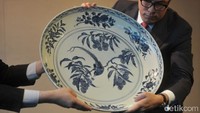 Mangkok bergambar burung berwarna biru putih ini dibanderol US$ 6,4 juta sampai US$ 10,3 juta dalam sebuah lelang di Sotheby namun, mangkok ini belum menemukan pembeli yang cocok. Anda berminat?