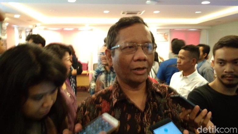 Ketua MK Didesak Mundur, Mahfud MD: Terserah Pak Arief Saja Ketua MK Didesak Mundur, Mahfud MD: Terserah Pak Arief Saja