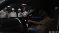 Menteri Perhubungan Budi Karya Sumadi meninjau tempat pelaksanaan uji kendaraan bermotor (KIR) di UP PKB Pulogadung, Jakarta, Minggu (5/11/2017). Uji KIR ini dilakukan untuk memastikan keamanan dan kelayakan armada taksi online bagi masyarakat.