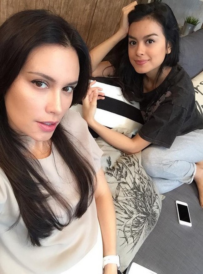 Eva Celia merupakan putri sulung Sophia Latjuba dan mantan suaminya, Indra Lesmana. Gadis 25 tahun itu tak hanya mewarisi kecantikan sang ibu, tapi juga bakatnya di bidang tarik suara dan akting. Saat ini Eva bukan hanya dikenal sebagai seorang penyanyi, tapi juga aktris dan model. Salah satu filmnya adalah Pendekar Tongkat Emas. Foto: Dok. Instagram