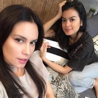Eva Celia merupakan putri sulung Sophia Latjuba dan mantan suaminya, Indra Lesmana. Gadis 25 tahun itu tak hanya mewarisi kecantikan sang ibu, tapi juga bakatnya di bidang tarik suara dan akting. Saat ini Eva bukan hanya dikenal sebagai seorang penyanyi, tapi juga aktris dan model. Salah satu filmnya adalah Pendekar Tongkat Emas. Foto: Dok. Instagram