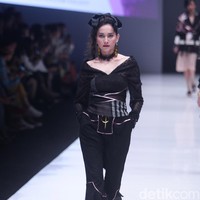Koleksi Rinda Salmun yang terinspirasi gaya nyentrik seorang Madonna di Jakarta Fashion Week 2018, Senayan City, Jakarta, Minggu (22/10/2017). Foto: Mohammad Abduh/Wolipop