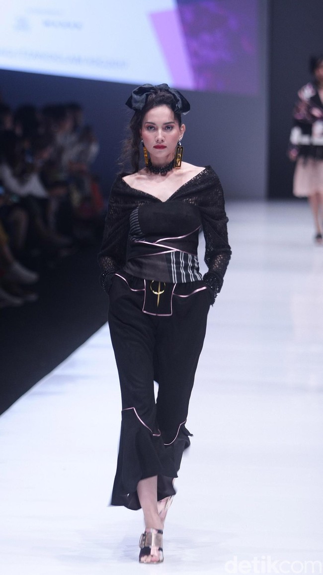 Koleksi Rinda Salmun yang terinspirasi gaya nyentrik seorang Madonna di Jakarta Fashion Week 2018, Senayan City, Jakarta, Minggu (22/10/2017). Foto: Mohammad Abduh/Wolipop