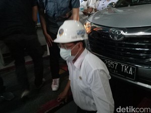 Aksi Menhub Keluar Masuk Kolong Pantau Uji KIR Taksi Online