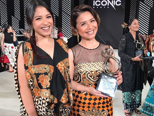 Nadine Waworuntu mewarisi kecantikan ibunya, penyanyi Ruth Sahanaya. Seperti Valerie Thomas, Nadine mulai dikenal publik setelah membintangi Anak Artis. Foto: Dok. Instagram
