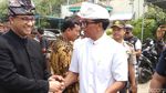 Gaya Gubernur Anies Pakai Baju Adat Bali