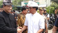 Anies tiba di Pura Dalem Purnajati Tanjung Puri, Jalan Raya Cilincing, Jakarta Utara, Minggu (5/11/2017) pukul 10.20 WIB.