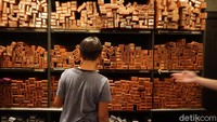 Ada puluhan jenis tongkat sihir yang bisa dipilih traveler di Ollivanders. Dari tongkat yang sama persis dengan punya Harry Potter, Voldemort, sampai Sirius Black. Ada juga tongkat yang sesuai dengan karakter dan kepribadianmu (Wahyu/detikTravel)