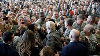 Trump menyalami para tentara dalam lawatannya ke di pangkalan militer Yokota Air Base.