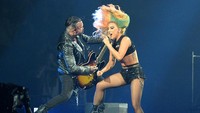 Si Mother Monster menyajikan penampilan yang energik. Foto: Jason Merritt/Getty Images