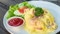 Kalau mau mengolahnya dengan gaya Barat, Anda bisa mencampurkannya dengan smoked beef dan masak dengan butter hingga setengah matang. Sajikan bersama dengan sayuran dan juga saus.  Foto: Istimewa