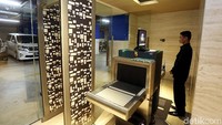 Petugas keamanan di Hotel Alila melakukan pengecekan terhadap tamu yang datang.