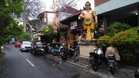 3. Melibatkan Orang Terdekat.Selain Swastika, dua tersangka lainnya merupakan orang dekatnya. Yaitu istri ketiganya, Ratna Dewi dan kakak kandungnya, I Wayan Kembar.