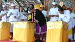 Gaya Gubernur Anies Pakai Baju Adat Bali